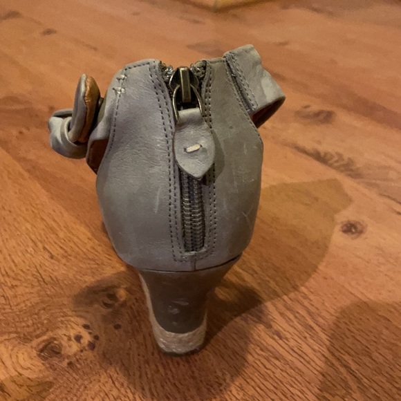 Clark’s light gray wedges - Picture 4 of 5